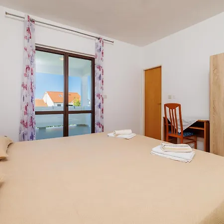Mande Guest house